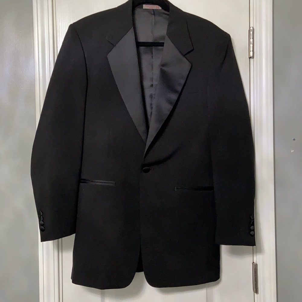 Men’s black Vincenzo suit coat 36L